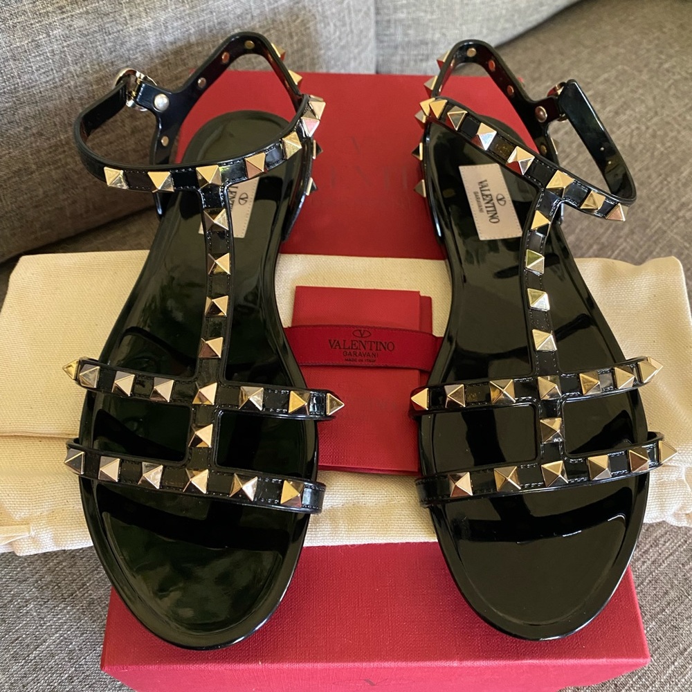 VALENTINO GARAVANI ROCKSTUD FLAT RUBBER SANDAL 38
